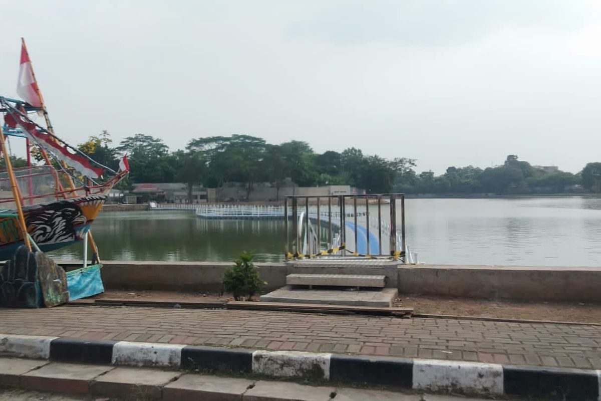 Fasilitas panggung apung di Situ Rawa Kalong Kelurahan Curug, Kecamatan Cimanggis Kota Depok, masih belum dapat diakses oleh pengunjung setelah diresmikan oleh Gubernur Jawa Barat Ridwan Kamil pada Jumat (5/8/2022).