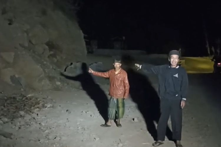 Ari menujukkan lokasi tambang batu tempat truk mengisi batu sebelum terjun ke jurang sedalam 30 meter di Desa Karanggupito, Kecamatan Kendal, Kabupaten Ngawi, Minggu (4/8/2024).