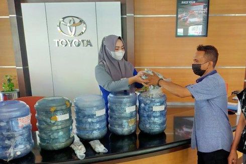 Warga Makassar Beli Toyota Rush dengan Koin Hasil Tabungan Selama 3 Tahun