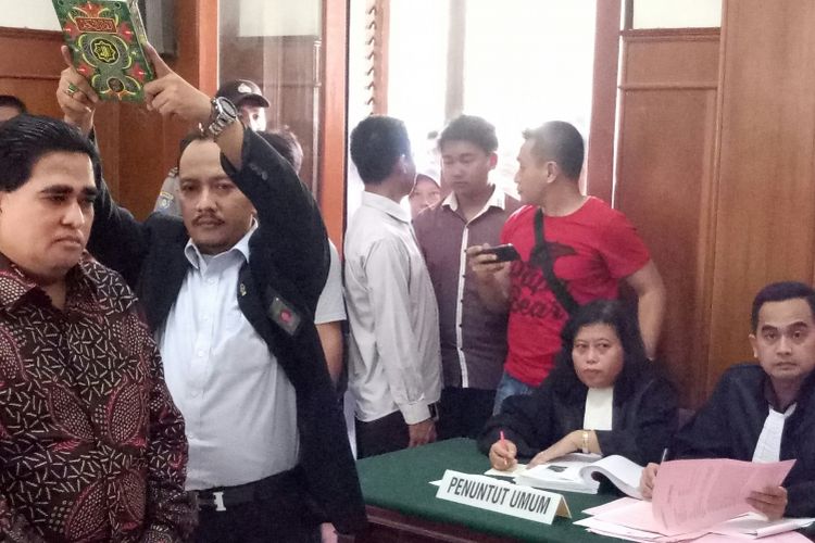 Dimas Kanjeng Disumpah sebelum bersaksi di Pengadilan Negeri Surabaya, Rabu (15/3/2017)
