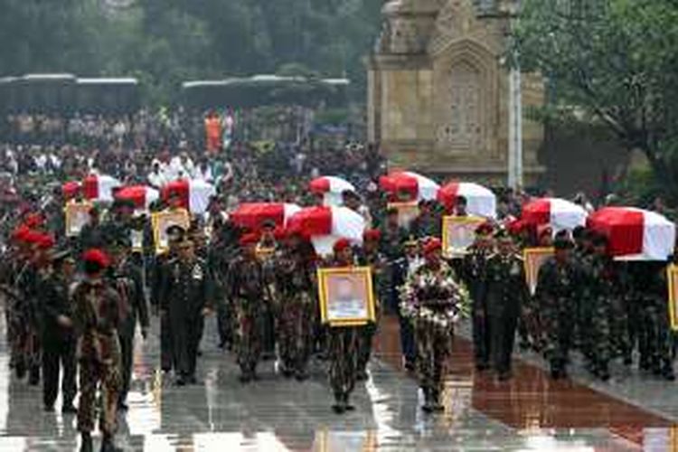 Pemakaman jenazah korban jatuhnya helikopter Bell 412 EP milik TNI Angkatan Darat di Taman Makam Pahlawan Kalibata, Jakarta, Selasa (22/3/2016).