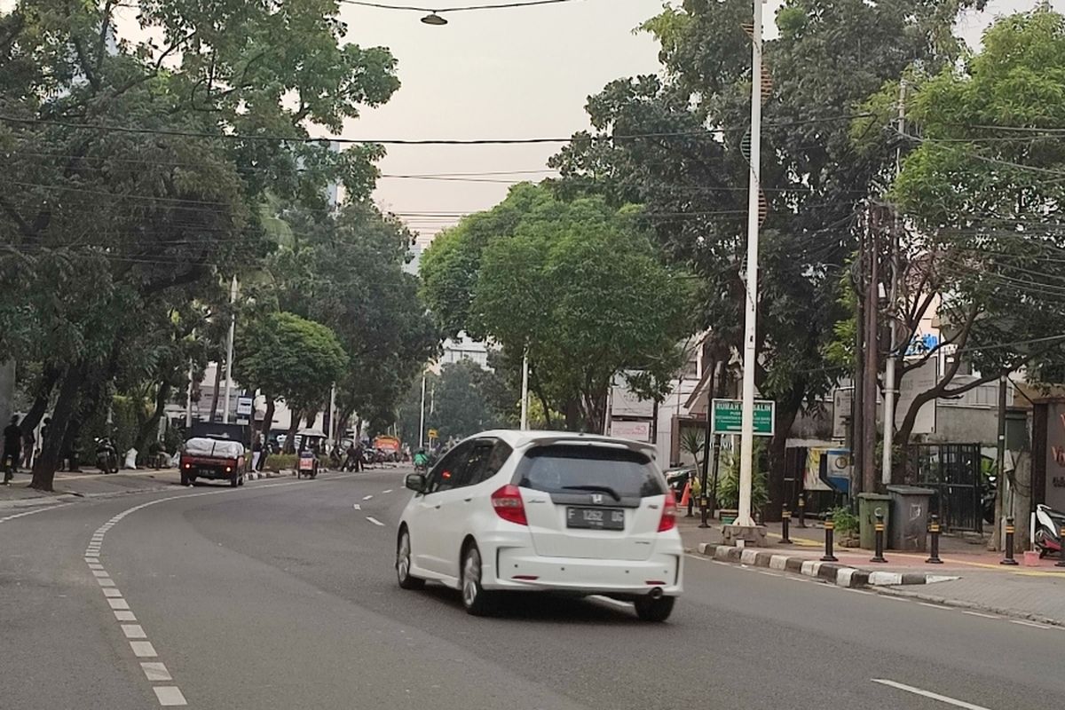 Sepanjang Jalan Senopati, Kebayoran Baru, Jakarta Selatan, Rabu (6/7/2022) sore, telah steril dari mobil yang terparkir sembarangan. 