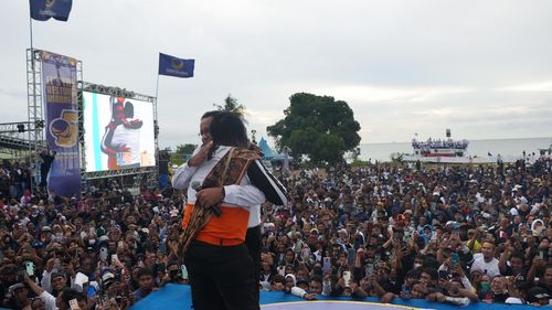 Kampanye di Lombok, Anies Bacakan Spanduk "Amin Hanya Punya Doa, Tidak Punya Paman di MK"