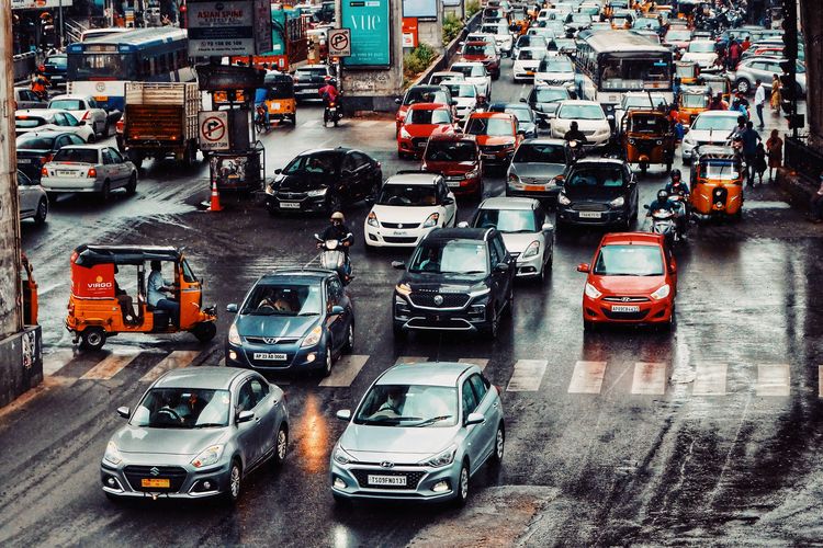 Kemacetan kendaraan adalah masalah transportasi juga pencemaran udara di kota