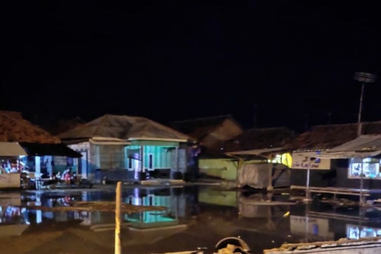 Banjir Rob Terjang Sepanjang Pantai Karawang