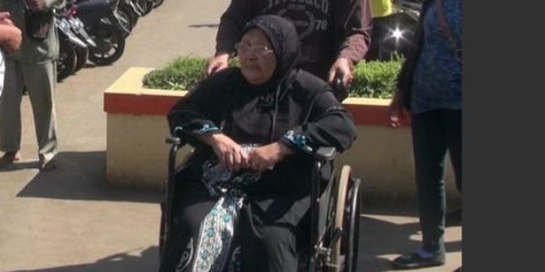Siti Rokayah atau Mak Amih (duduk di kursi roda) diantar anaknya menjalani pemeriksaan kesehatan rutin setiap pekan di RSUD Dr Slamet, Kabupaten Garut, Senin (27/3/2017).