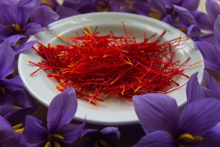 Saffron di atas piring. 