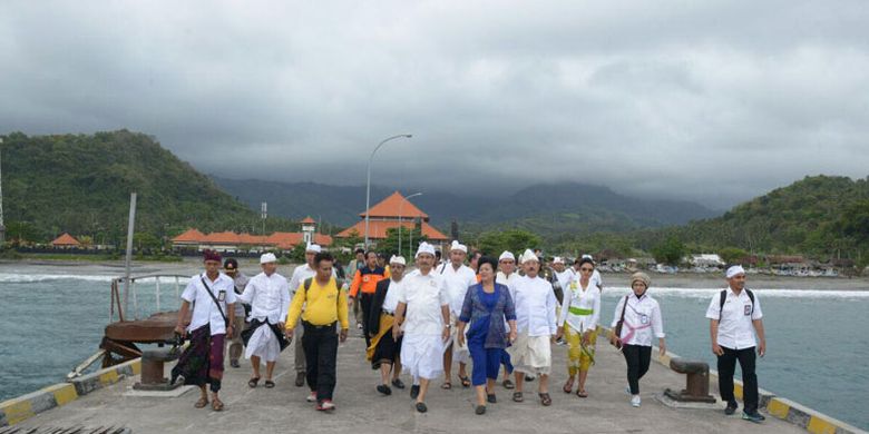 Untuk memantau kondisi Gunung Agung, Menteri Pariwisata Arief Yahya mengunjungi Kabupaten Karangasem di Bali, Kamis (5/10/2017), dan memastikan suasana Pulau Bali betul-betul aman.  
