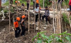 Badan Jalan di Bangka Belitung Amblas Terkena Abrasi Sungai, Warga Gotong Royong Pasang Tiang Pancang dari Kayu