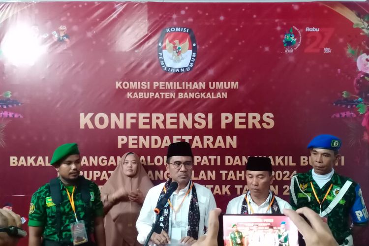 Pasangan calon bupati dan wakil bupati Bangkalan Mathur Husyairi - Jayus Salam saat konferensi pers dengan awak media usai mendaftar Pilkada Bangkalan di Kantor KPU Bangkalan, Kamis (29/8/2024)
