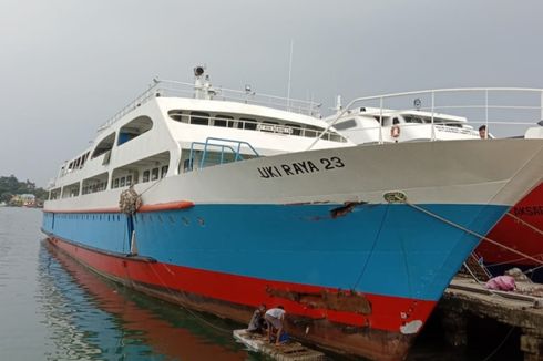 Kapal UKI RAYA 23 Tabrak Tongkang di Perairan Cempedak, Ratusan Penumpang Panik