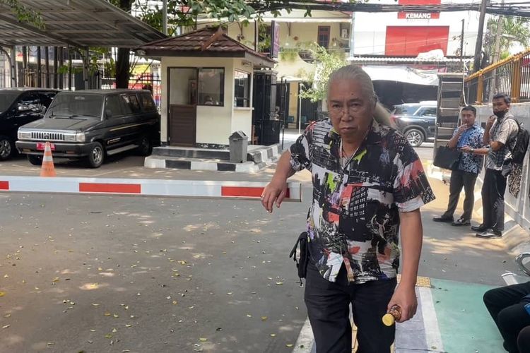 Gideon Tengker saat datang untuk menghadiri sidang gugatan harta gana-gini terhadap Rieta Amilia di Pengadilan Negeri Jakarta Selatan, Kamis (19/10/2023).