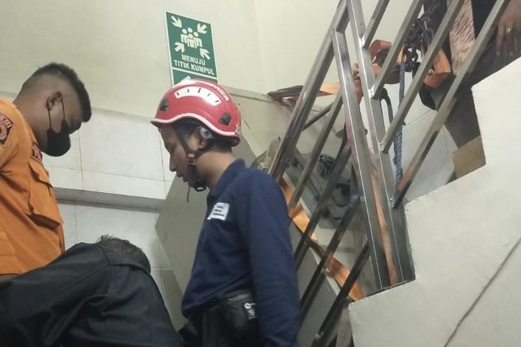 Proses evakuasi pekerja tertimpa brankas di Surabaya, Rabu (24/1/2024).