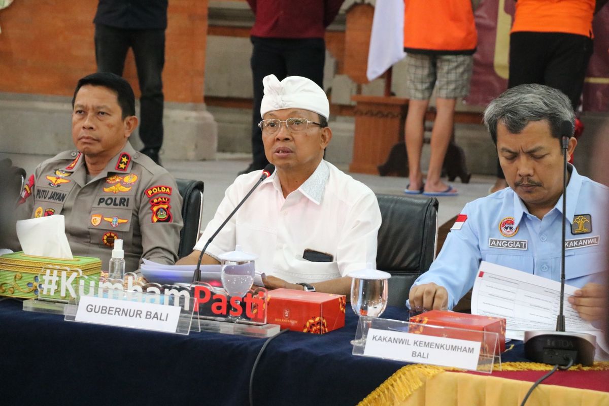 Gubernur Bali I Wayan Koster bersama Kapolda Bali Irjen Putu Jayan Danu Putra  dan Kakanwil Kemenkumham Bali, Anggiat Napitupulu saat merilis tindakan pendeportasian terhadap sejumlah WNA karena melanggar izin tinggal di Bali, pada Minggu (12/3/2023). /Dok. Humas Kanwil Kemenkumham Bali 