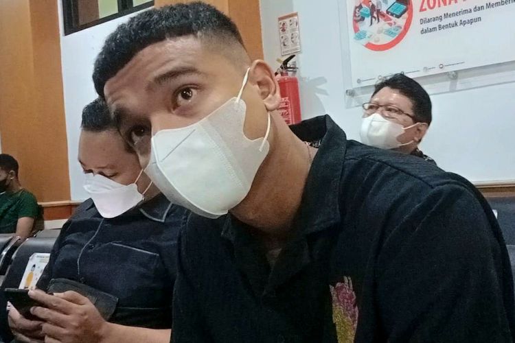 Fadly Faisal, adik mendiang Bibi Andriansyah saat ditemui sebelum persidangan penetapan perwalian Gala Sky Andriansyah di Pengadilan Agama (PA) Jakarta Barat, Rabu (12/1/2022).
