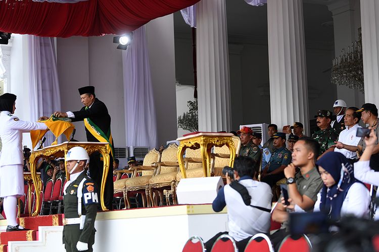 Presiden Joko Widodo (kedua kanan) didampingi Panglima TNI Marsekal TNI Hadi Tjahjanto (ketiga kanani) dan Kapolri Jenderal Pol Tito Karnavian (kanan) menyaksikan geladi bersih Upacara Peringatan Detik-detik Proklamasi 17 Agustus di halaman Istana Merdeka, Jakarta, Kamis (15/8/2019). Presiden Joko Widodo akan bertindak sebagai inspektur upacara peringatan HUT ke-74 Kemerdekaan RI. ANTARA FOTO/Wahyu Putro A/hp.