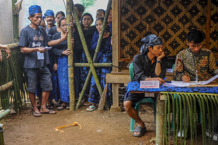 Warga Suku Badui antre saat pelaksanaan Pemilu 2024 di Desa Kenekes, Lebak, Banten, Selasa (13/2/2024). Warga Suku Badui dengan jumlah daftar pemilih tetap (DPT) 6.078 orang mengikuti pemungutan suara Pemilu 2024 di 27 TPS di Badui.