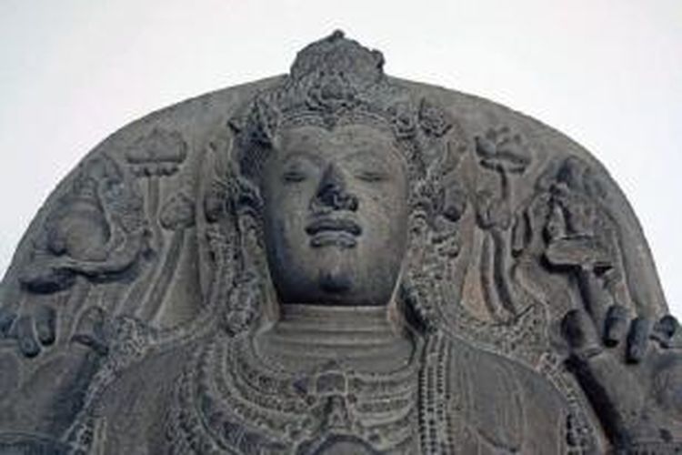 Arca Harihara dari Candi Sumberjati dekat Blitar yang tampaknya merujuk pada Simping, tempat Raden Wijaya didarmakan. Arca bersosok Siwa dan Wisnu ini melambangkan perwujudan Raden Wijaya. Kini arca megah ini berada di Museum Nasional. 