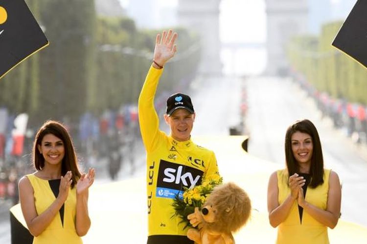 Atlet sepeda asal Inggris, Christopher Froome, merayakan kesuksesan menjuarai Tour de France, Minggu (24/7/2016).