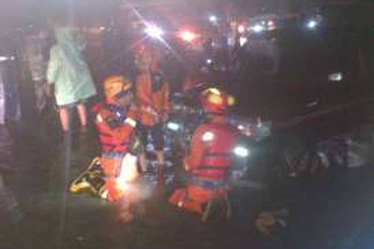 Petugas rescue dari DPPK Kota saat mengevakuasi mobil yang terbawa arus banjir Sungai Citepus, Pagarsih, Kota Bandung, Rabu (9/11/2016) malam. KOMPAS.com/DENDI RAMDHANI 
