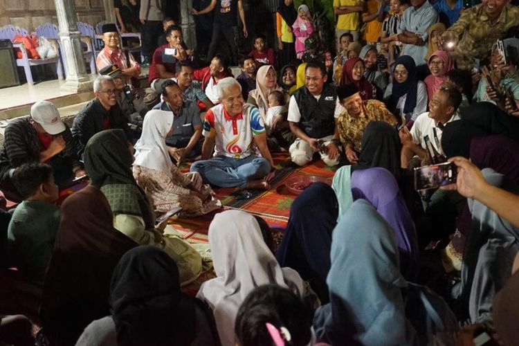 Gubernur Jateng Ganjar Pranowo menginap di rumah Agung (28) dan Noviana (26) pasutri Desa Tanjunganom, Kecamatan Gabus, Kabupaten Pati, Jateng, Sabtu (5/8/2023) malam.