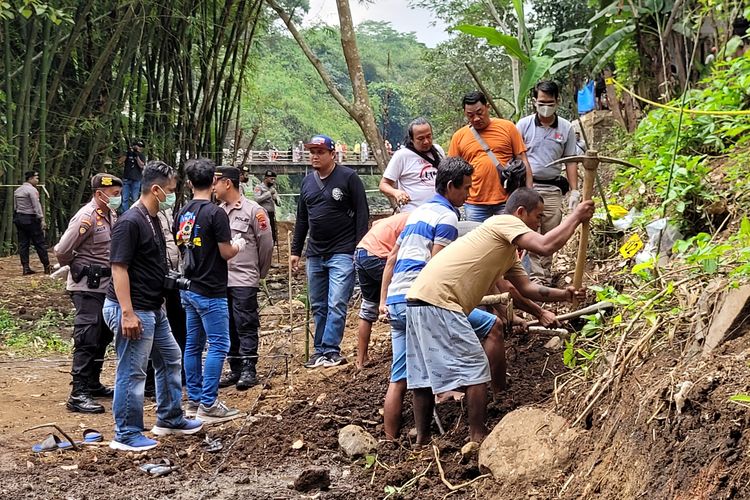 Polisi menggali kembali lokasi penemuan kerangka bayi di Kelurahan Tanjung, Kecamatan Purwokerto Selatan, Kabupaten Banyumas, Jawa Tengah, Senin (26/6/2023).