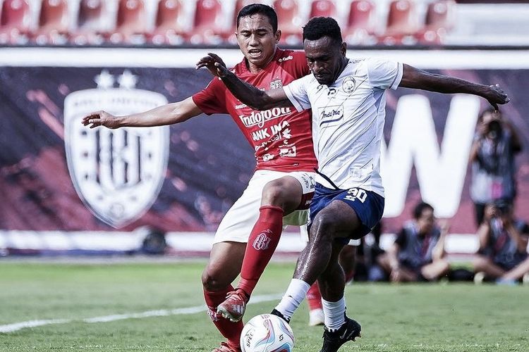 Pemain Arema FC Samuel Balinsa ditempel ketat pemain Bali United Ricky Fajrin saat laga pekan ke-21 Liga 1 2023-2024 yang berakhir dengan skor 3-2 di Stadion Kapten I Wayan Dipta Gianyar, Bali, Senin (4/12/2023) sore.