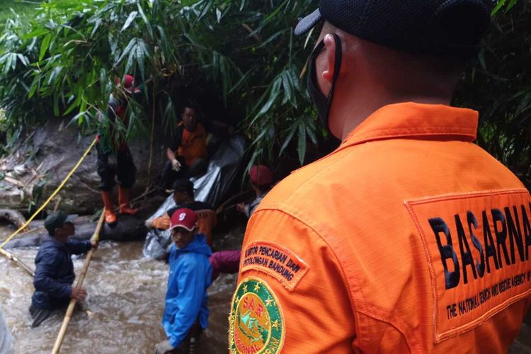 Tim Sar gabungan tengah mengevakuasi korban terakhir, yakni Reren Adiwijaya pada Sabtu (25/12/2021), setelah sebelumnya sang ibu ditemukan terlebih dahulu pada Kamis (23/12/2021).