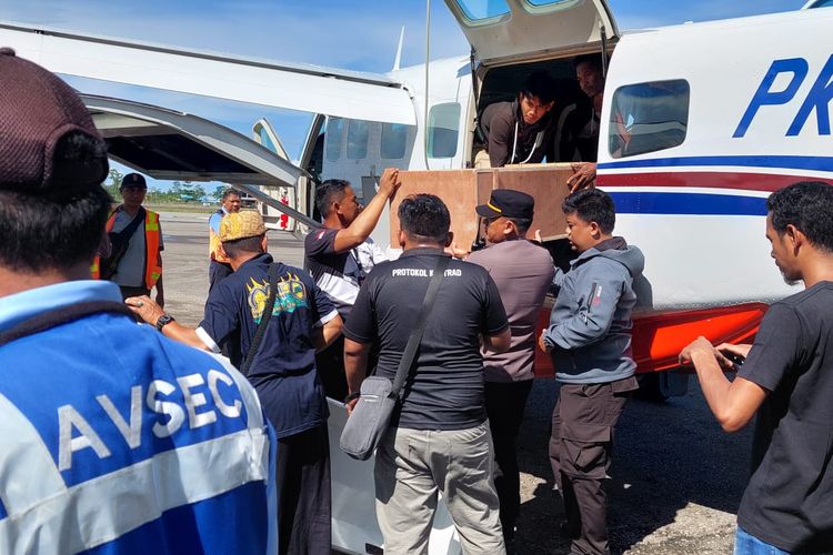 Jenazah Iwan (25), tukang ojek yang tewas diduga ditembak KKB di Distrik Ilaga, Kabupaten Puncak, Papua Tengah, dievakuasi ke Mimika, Kamis (23/3/2023)