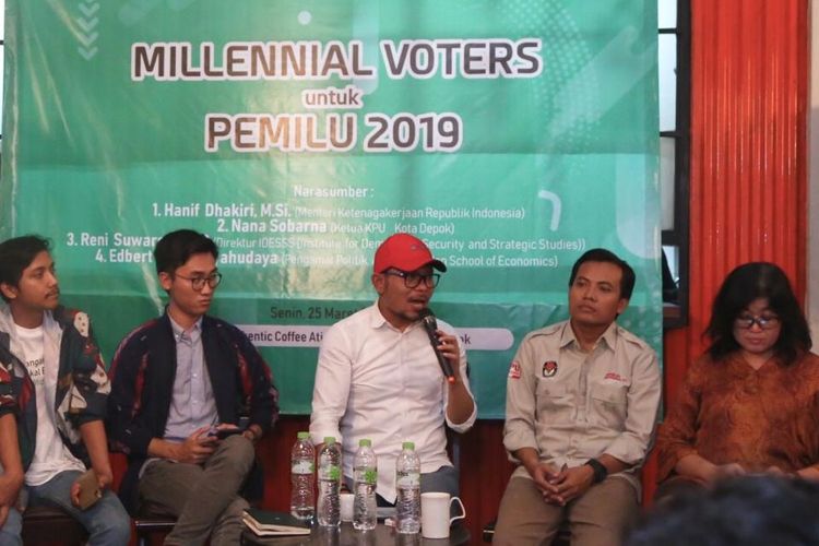 Menteri Ketenagakerjaan (Menaker) Muhammad Hanif Dhakiri (tengah pakai topi) dalam diskusi Millenial Voters untuk Pemilu 2019, di MUG Kafe, Depok, Senin, 25 Maret 2019.
