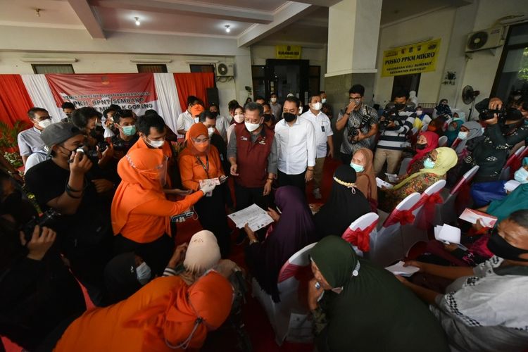 Wali Kota Surabaya Eri Cahyadi menyaksikan langsung penyaluran bantuan langsung tunai (BLT) Minyak Goreng di Kantor Kecamatan Rungkut Surabaya, Sabtu (16/04/2022).