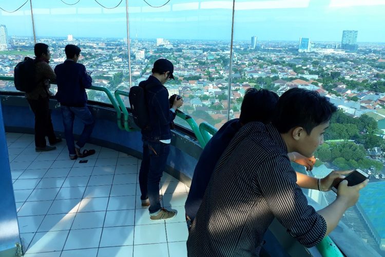 Ngabuburit sambil memandang Surabaya dari atas menara masjid