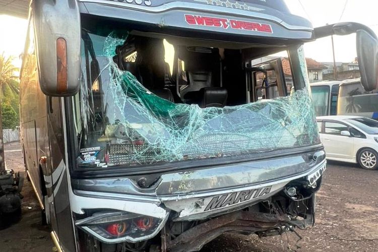 Kondisi bus yang mengalami kerusakan akibat dilempar batu di Kabupaten Cianjur, Jawa Barat.
