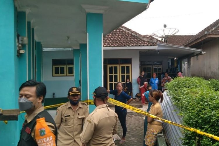 Situasi tempat kejadian perkara bunuh diri Istofa Aldo (32) warga Desa Kemiri, Kecamatan Kepanjen, Kabupaten Malang, Senin (14/2/2022) pagi.