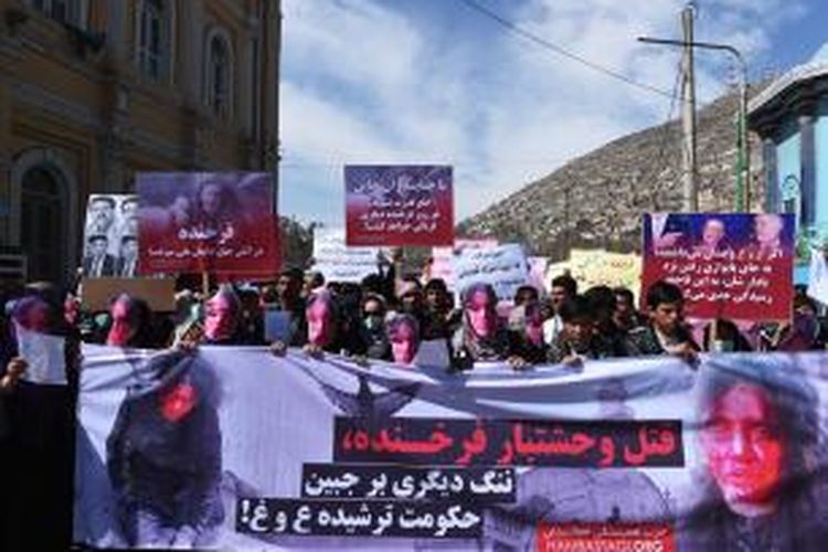 Sejumlah anggota Partai Solidaritas Afganistan menggelar aksi unjuk rasa di Kabul, Senin (23/3/2015), untuk mendesak pemerintah segera menangkap dan menghukum para pelaku pembunuhan seorang perempuan bernama Farkhunda. Pekan lalu, Farkhunda dikeroyok hingga tewas karena dituduh membakar kitab suci Al Quran.
