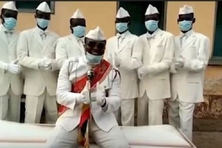 Pemimpin Nana Otafrija, lebih dikenal sebagai pembawa peti jenazah sambil menari di Ghana, Benjamin Aidoo, tampil bersama rekan-rekannya dalam pesan di tengah pandemi Covid-19.