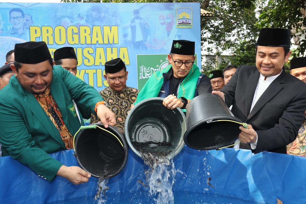 Menparekraf Sandiaga Uno  menyulap lahan tidur menjadi tempat budidaya ikan lewat program Juragan Lele Lalap