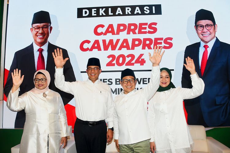 Bakal calon presiden Anies Baswedan (kedua dari kiri) beserta istri Feri Farhati Ganis (kiri) dan bakal calon wakil presiden Muhaimin Iskandar (kedua dari kanan) beserta istri Rustini Murtadho (kanan) berfoto bersama seusai Deklarasi Capres dan Cawapres 2024 oleh Koalisi Perubahan untuk Persatuan (KPP) di Hotel Majapahit, Surabaya, Sabtu (2/9/2023). Partai Kebangkitan Bangsa (PKB) menerima tawaran Partai Nasdem untuk memasangkan Anies Baswedan sebagai bakal calon presiden dengan Muhaimin Iskandar sebagai bakal calon wakil presiden. Muhaimin Iskandar merupakan ketua umum PKB.