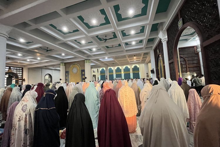 Khofifah dan Emil Dardak Shalat Id di Masjid Al-Akbar Surabaya: Imbau Jemaah Jaga Kebersihan dan Ketertiban