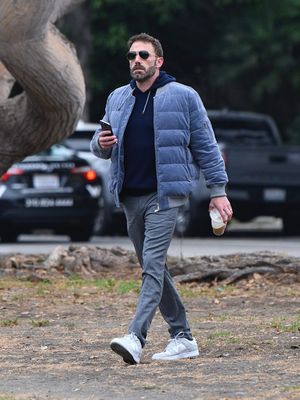 Gaya Ben Affleck dengan Sneaker