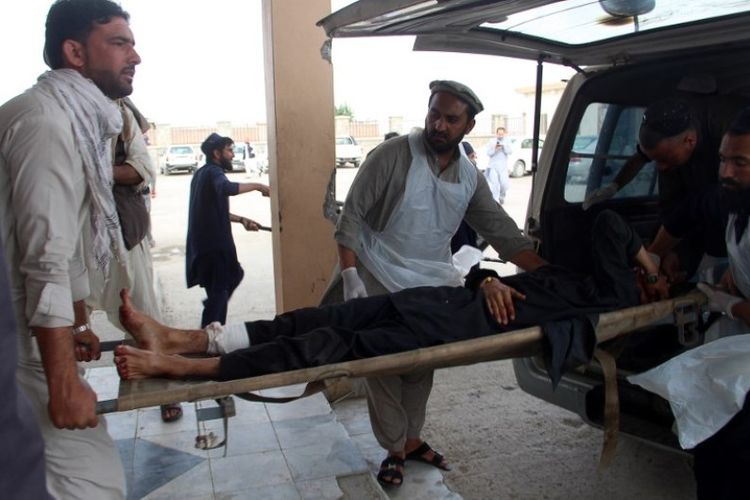 Bom meledak di sebuah masjid di Khost, Afghanistan, pada Minggu (6/5/2018), menewaskan 14 orang dan melukai lebih dari 30 orang. (AFP/Farid Zahir)
