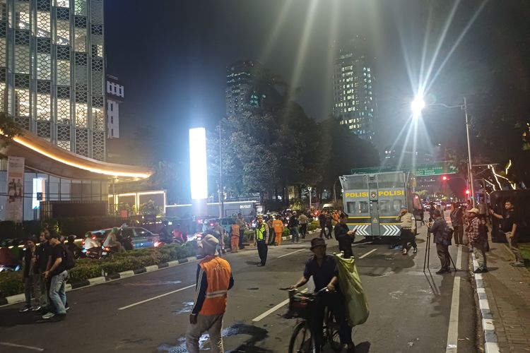 Massa di Sekitar Monas Bubarkan Diri, Jalan Medan Merdeka Selatan Kembali Dibuka