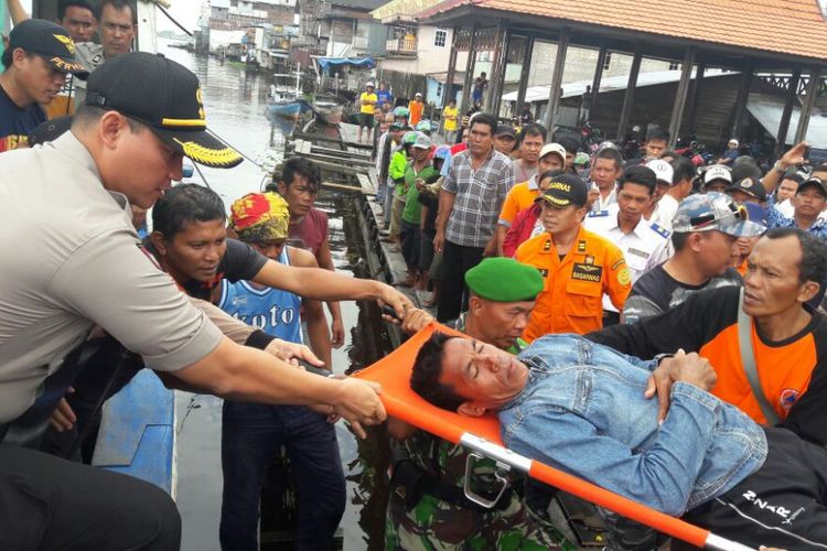 Evakuasi Haerudin, nakhoda KLM Karya Bersama yang karam di Laut Jawa, selatan Kalimantan Tengah, Sabtu (15/7/2017). Evakuasi ke darat ini baru berhasil pada Senin (17/72017) pagi