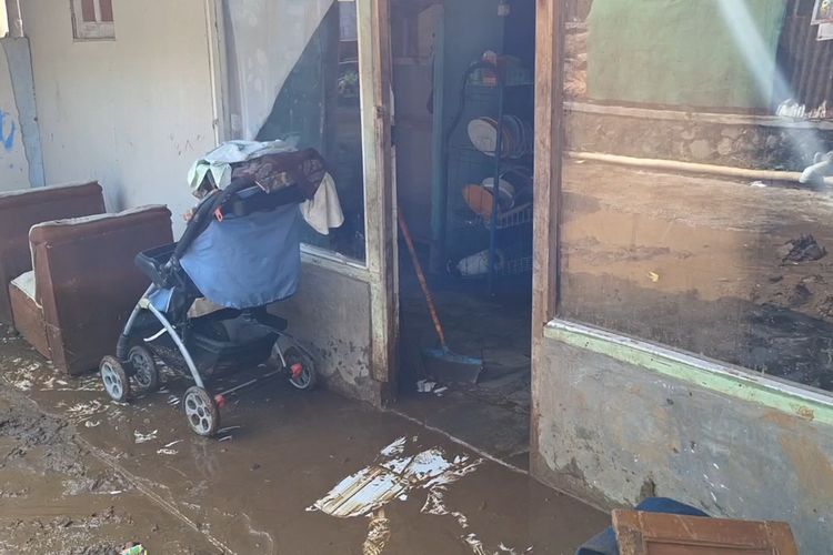 Beberapa warga bersama petugas Desa dan Polsek Pangalengan tengah membantu membersihkan material lumpur yang memasuki rumah warga akibat banjir bandang yang terjadi di Desa Margamulya, Kecamatan Pangalengan, Kabupaten Bandung, Jawa Barat pada Senin (8/1/2024) dini hari