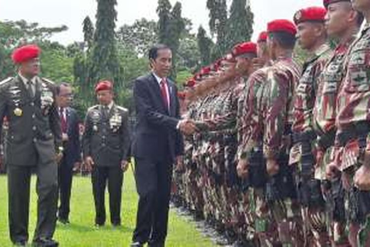 Presiden Joko Widodo ketika menemui prajurit Kopassus di Mako Kopassus Cijantung, Kamis (10/11/2016)