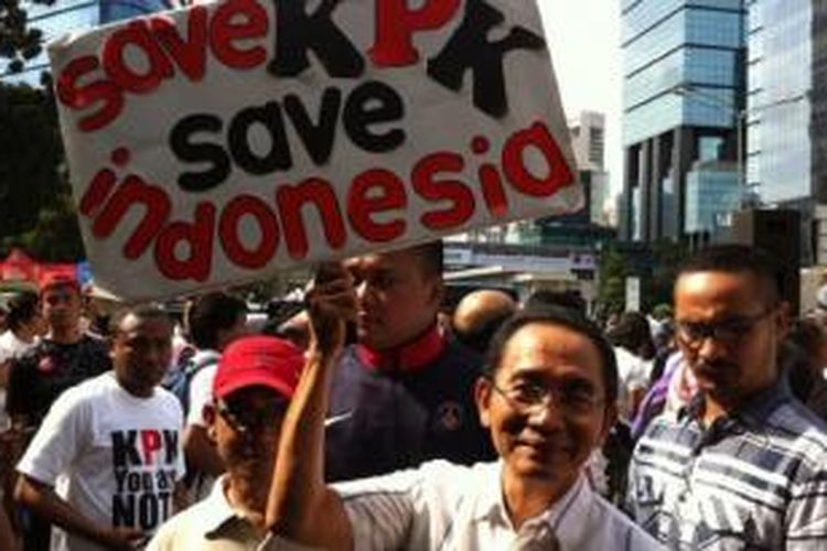 Adnan Pandu Praja ikut menghadiri acara aksi masyarakat sipil dukung KPK pada saat car free day, Sudirman, Jakarta Pusat, Minggu (25/1/2015). 