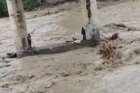 2 Pekerja Terjebak Banjir di Bawah Jembatan Oenak NTT, Polisi: Mereka Berhasil Diselamatkan