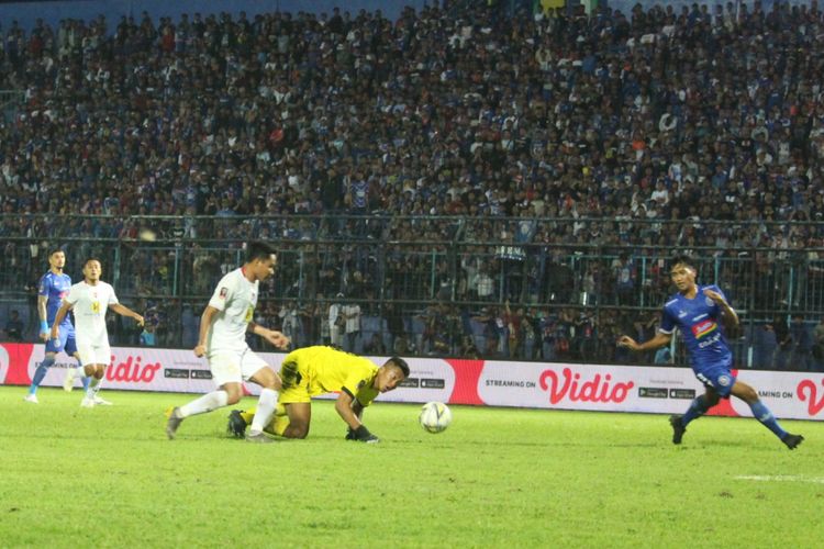 Gelandang Barito Putera, Evan Dimas Darmono memanfaatkan bola muntah saat melawan Arema FC di laga perdana Grup E Piala Presiden 2019 di Stadion Kanjuruhan, Kabupaten Malang, Senin (4/3/2019)