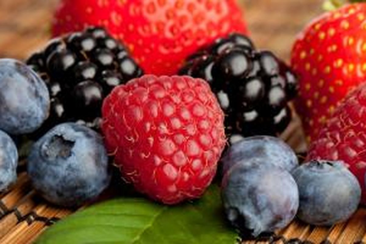 Kelompok buah berries mengandung anthocyanin, zat yang merupakan pigmen pemberi warna merah, ungu, dan biru, dan mengandung antioksidan yang tinggi. 