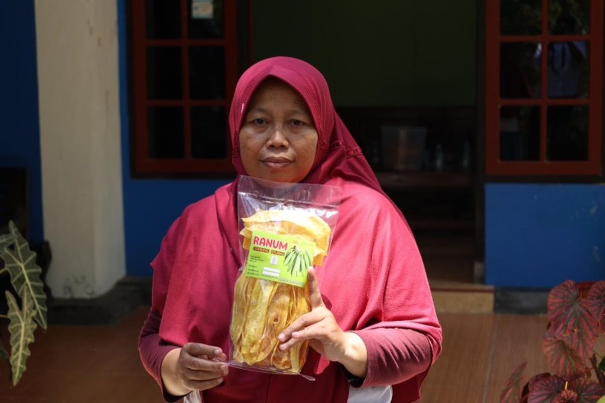Pemilik usaha keripik pisang Ranum, Patmini, berhasil mengembangkan usahanya berkat bantuan dana bergulir LPDB-KUMKM yang disalurkan lewat koperasi di Yogyakarta.